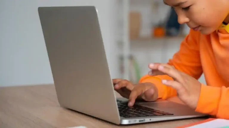 Smart Board Sekolah Dukung Transformasi Digital Pendidikan